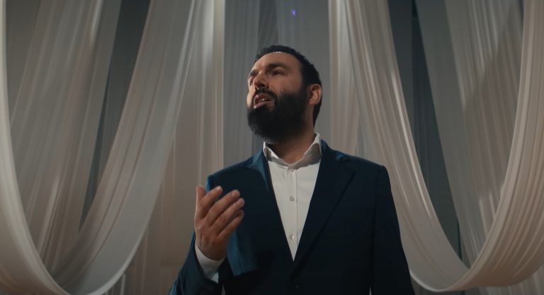 Adem Ramadani falënderon familjen Devolli që ia besuan ilahinë “Lutja për prindërit”