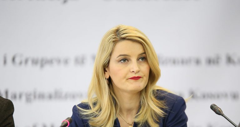 Ish-ministrja Dhurata Hoxha lirohet nga akuza për korrupsion