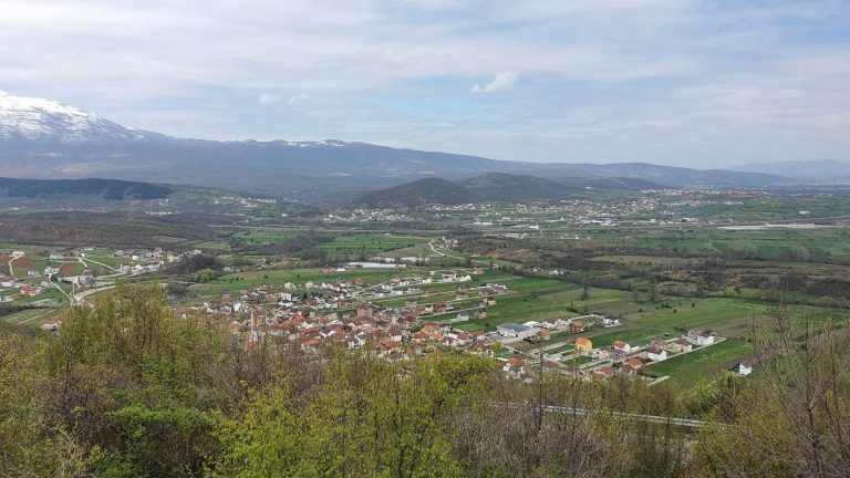 Në fshatin Poslisht një 18 vjeçar godet me mjet të mpreht një 45 vjeçar