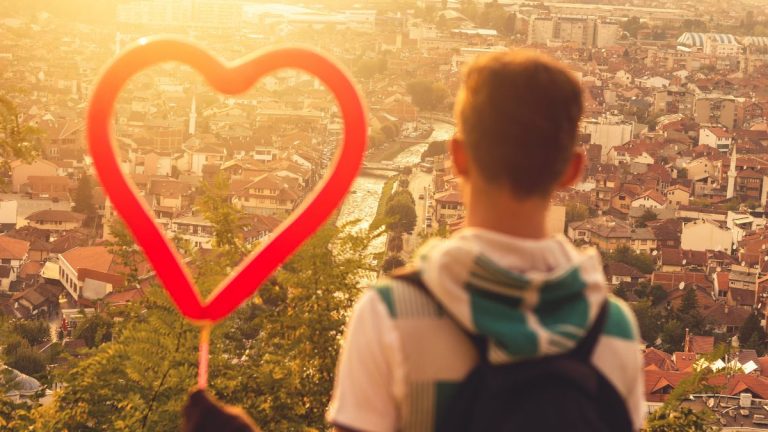 “E du Prizrenin” synon turistë, opozita kritikon