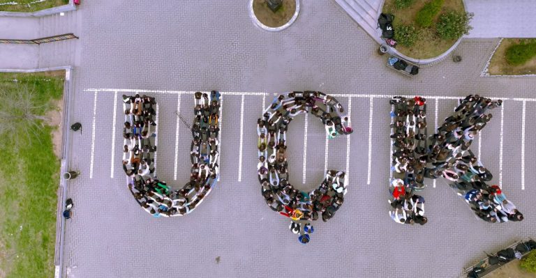 Emocionuese: Nxënësit e një shkolle në Skenderaj formojnë emblemën e UÇK-së, në përkrahje të ish-krerëve