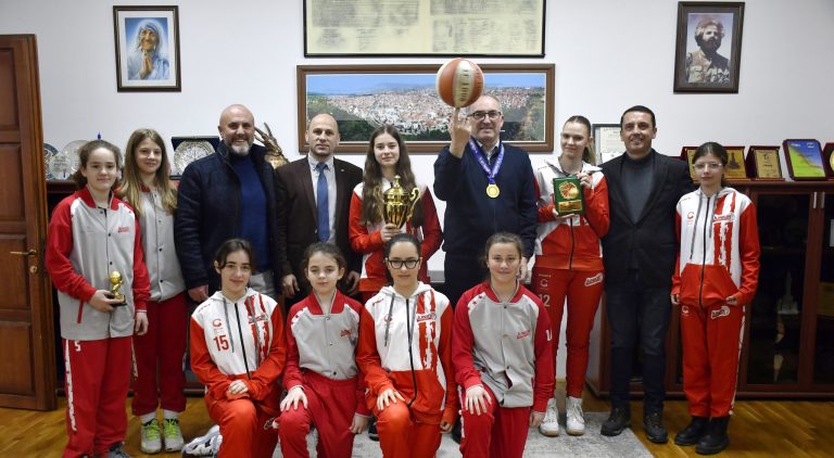 Kryetari Totaj, organizoi pritje për vashat e KBF “ Junior 06” fituese të Kupës së Kosovës