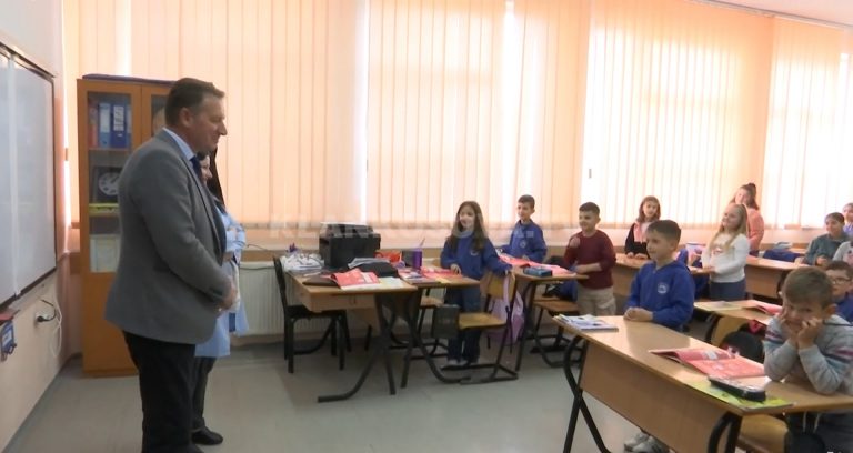 Shkollat e Suharekës mbajtën mësim edhe në ditë feste