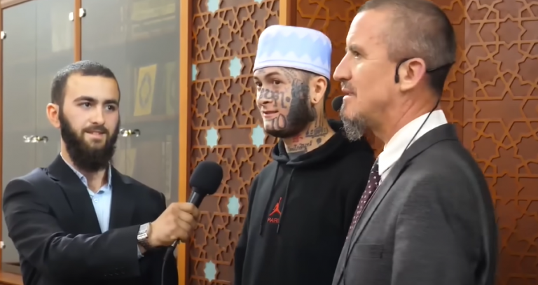 Shtetasi amerikan konvertohet në mysliman në xhaminë e Tiranës, merr emrin Omer