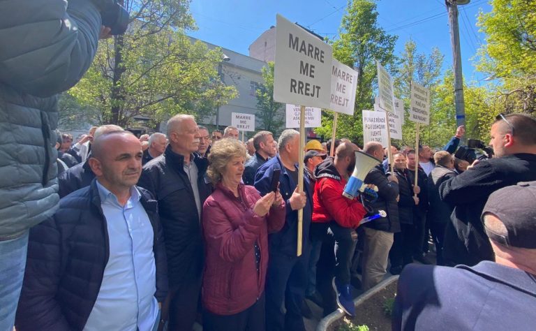 Protestojnë punëtorët e KEK-ut, kërkojnë rritje të pagave