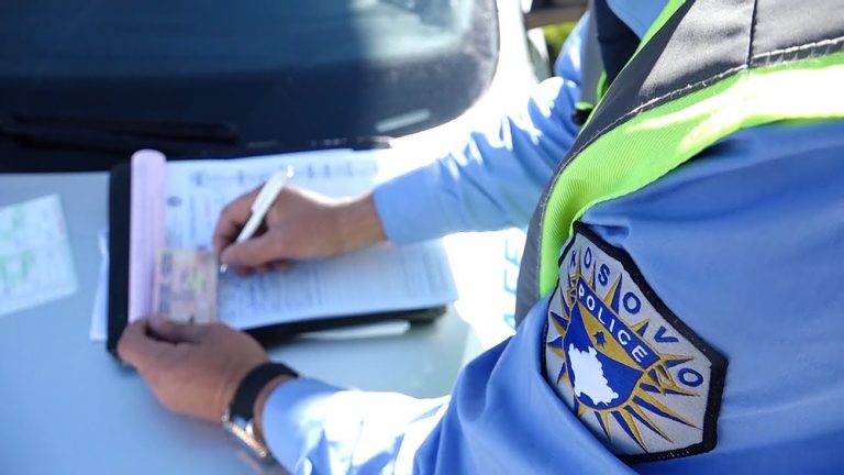 Shoferët që flasin në telefon gjatë vozitjes, herën e parë dënohen 100 euro, të dytën 200