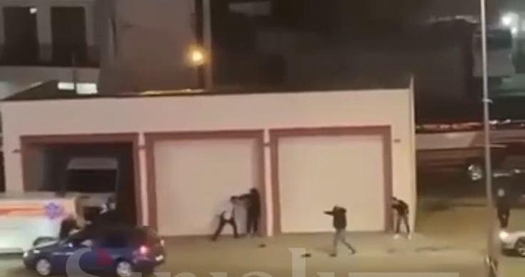 Pamje se si u përfshinë në përleshje dy grupe në Prizren