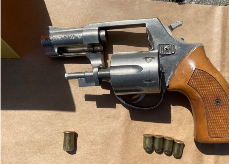 Policia vë në pranga dy persona në Prizren, sekuestrohet edhe një armë