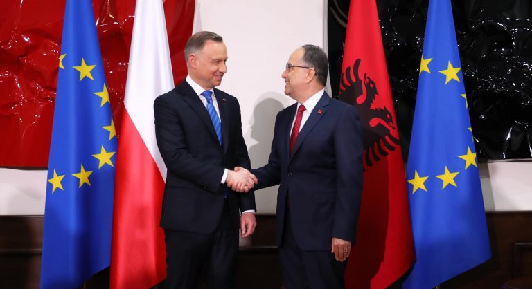 Pas 20 vjetësh, një president polak viziton Shqipërinë