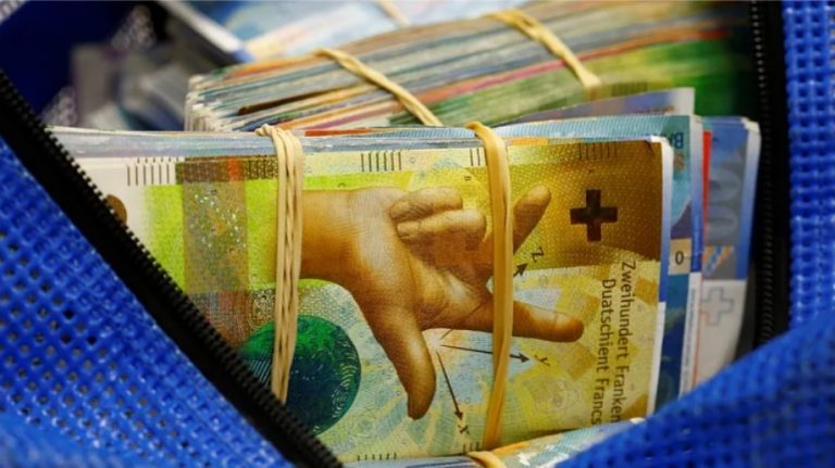 Në Prizren, një gruaje ia vjedhin çantën me 7 mijë franga dhe stoli ari të 9 mijë eurove në të