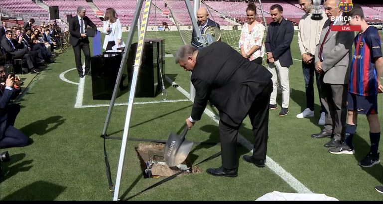 Xavi, Busquets dhe Laporta varrosin kujtimet në “Camp Nou” (VIDEO)