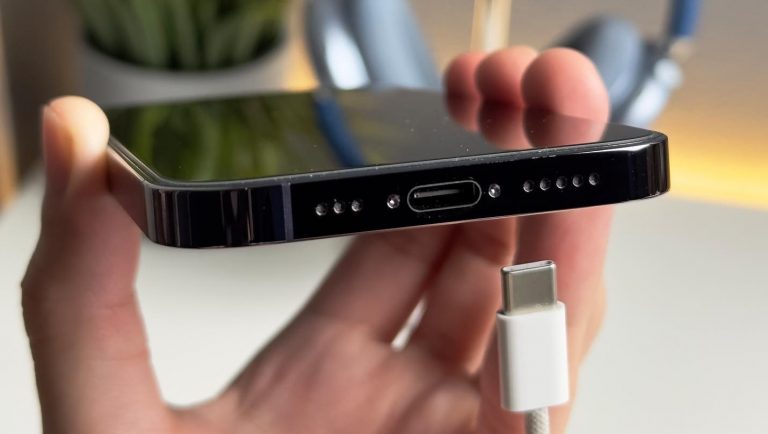 iPhone 15 mund të ndalohet në Evropë nëse Apple kufiz funksionet për aksesorët e palicencuar