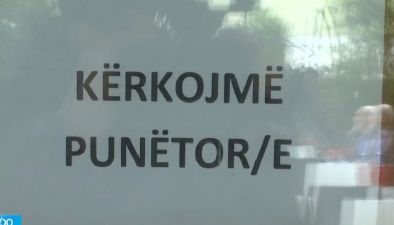 Mbushet vendi me parulla “kërkojmë punëtorë”