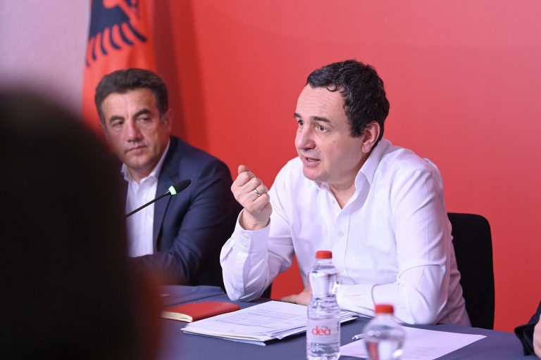 Kurti i mbledh kryetarët e qendrave të VV-së, iu flet për ecurinë e dialogut