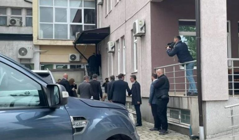 Lajçaku pritet nga Hamza në Mitrovicë