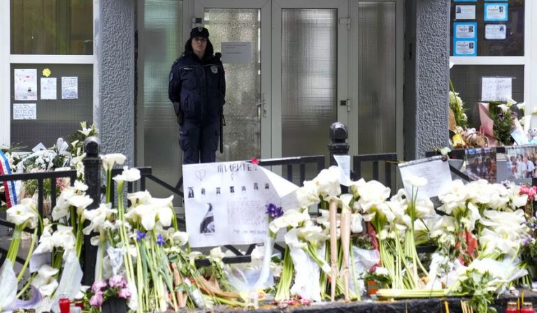 Serbët dorëzojnë mijëra armë pas të shtënave masive