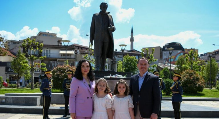 Osmani me familje e nderon Rugovën: Pavarësia ishte ideali i tij jetësor