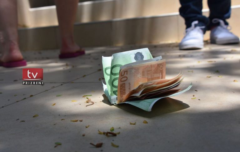 Prizrenasi gjen në rrugë para, pret pronarin të lajmërohet