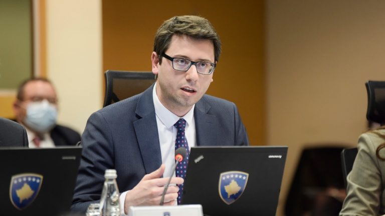 Ministri Murati: Do të përkrahim punëtorët e sektorit privat