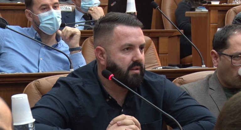 Petrit Hoxhaj i reagon komunës së Prizrenit: E papranueshme të mos ftohet kryetari i Bashkësisë Lokale në një përurim për nxënësit e fshatit