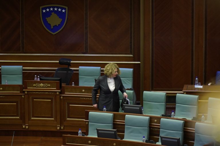 Kuvendi mblidhet edhe sot, në rend dite rezoluta e PDK-së për shkarkimin e Rozeta Hajdarit