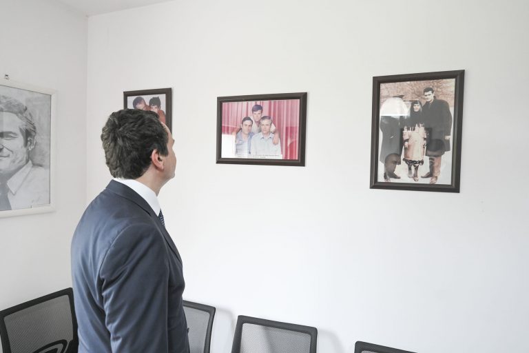 ​Kryeministri Kurti vizitoi Shtëpinë Muze të Ukshin Hotit në 80- vjetorin e lindjes së tij