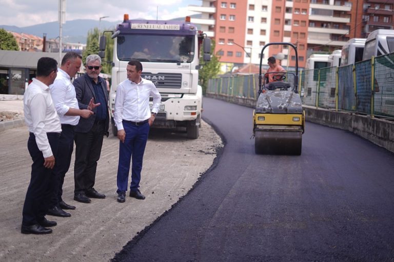 Vazhdojnë punimet në asfaltimin e rrugës afër Stacionit të Autobusëve në Prizren
