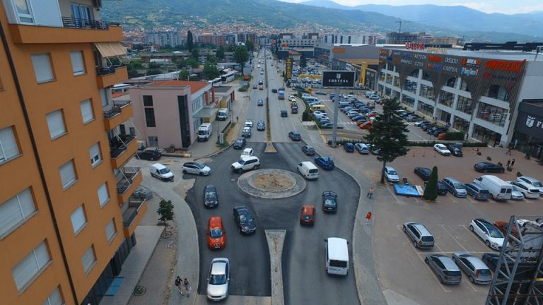 Shtrohet shtresa e parë me asfalt në rreth rrotullimin e ndërtuar tek Shërbimi Emergjent i Komunës së Prizrenit