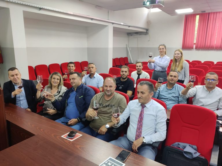 Në Universitetin “Ukshin Hoti” mbahet trajnim nga ekspertët francezë për sektorin e verërave