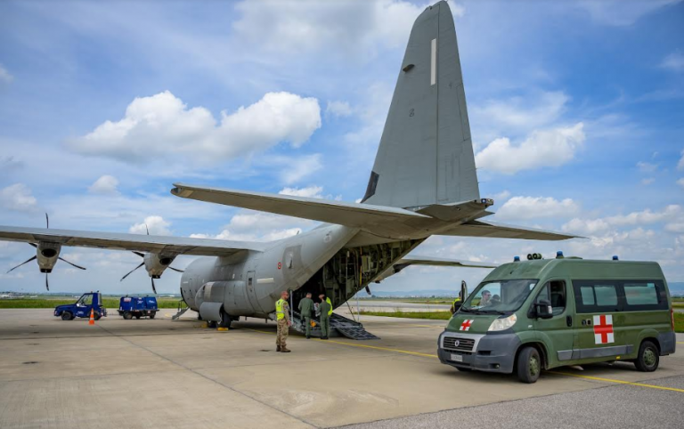 15 ushtarë të plagosur të KFOR-it kthehen në Itali, Ristuccia u uron shërim të shpejtë