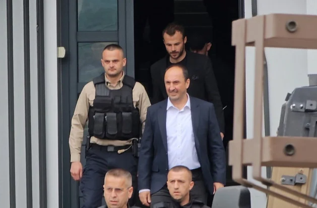 Aliu viziton kryetarin e Leposaviqit, protestuesit e gjuajnë me vezë e ngjyrë