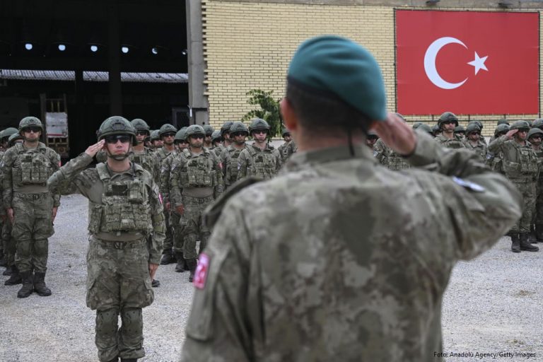 Turqia pritet ta zëvendësojë Italinë krye të KFOR-it