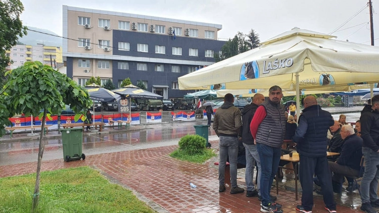 Numër i vogël i qytetarëve para komunës së Leposaviqit, një ditë pas tensioneve