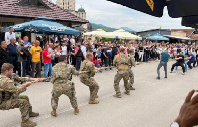 Momente relaksuese në Leposaviq: KFOR-i shtyhet me serbët në tërheqjen e litarit