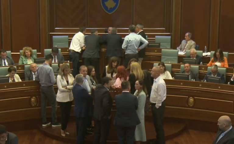 Opozita bllokon foltoren e Kuvendit