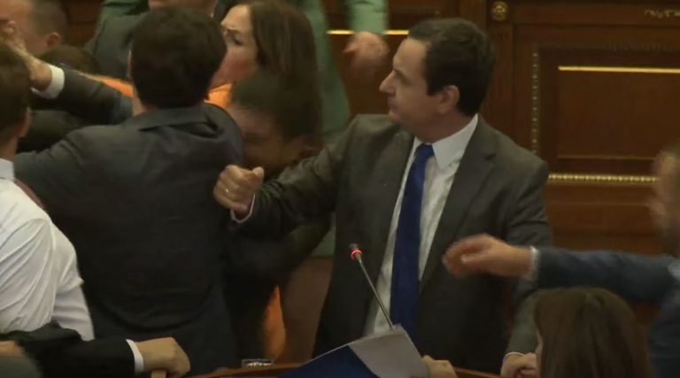Rrahje në Kuvend, çka ndodhi LIVE