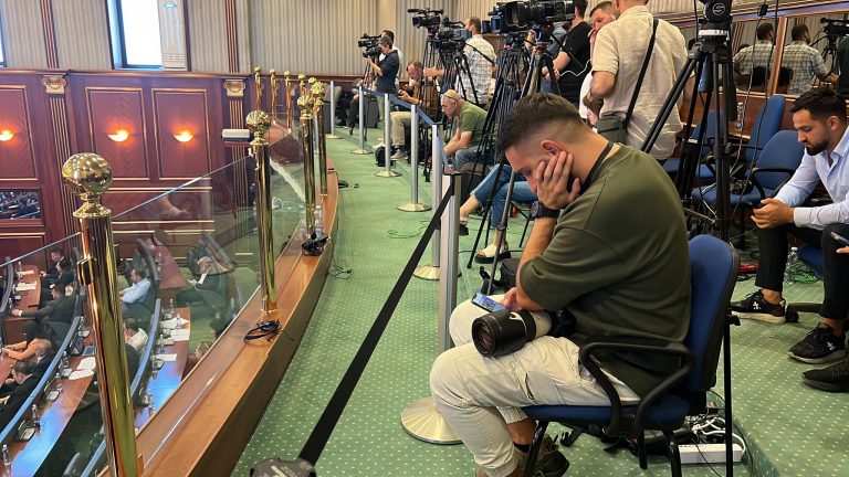 AGK-ja del kundër kufizimit të hapësirës për mediat në Kuvend