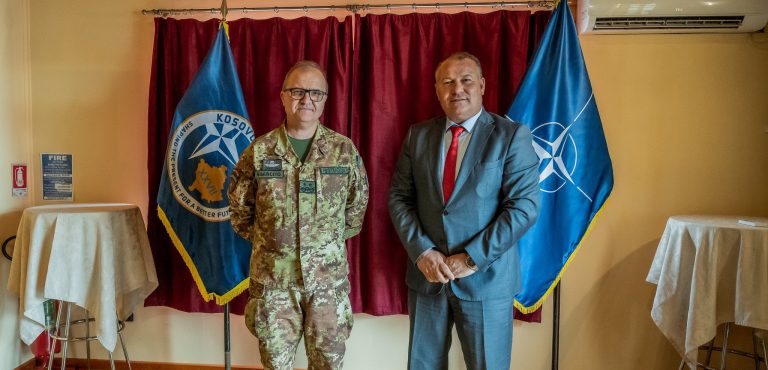 Takohen komandanti i KFOR-it dhe drejtori i Policisë së Kosovës
