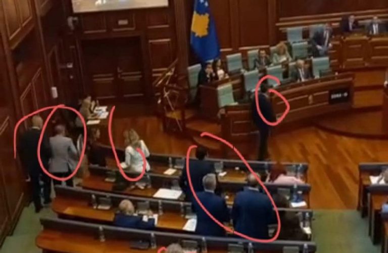 Murati publikon fotografi, pretendon se deputetët e PDK-së vepruan me paramendim