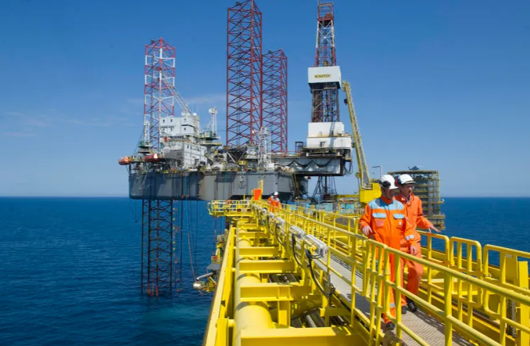 Shtrenjtohet nafta për javën e katërt radhazi