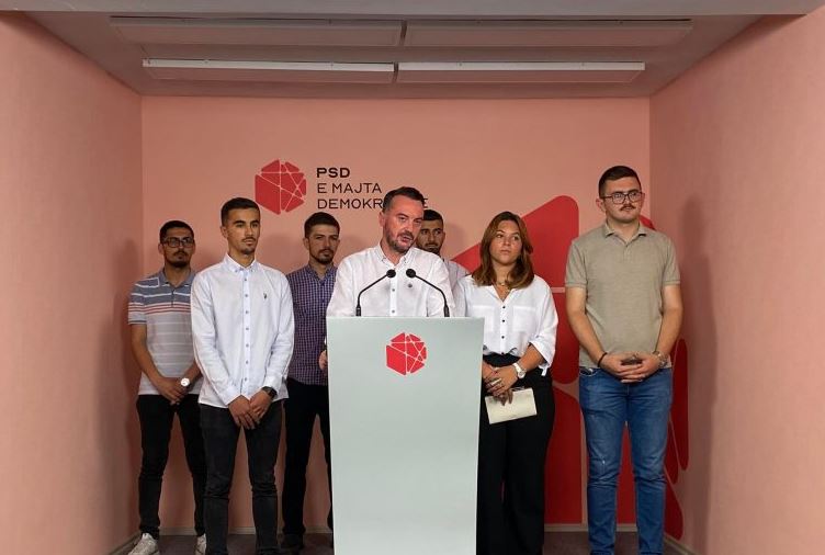 PSD-së i bashkohen disa të rinj, Molliqaj me kritika për qeverinë e opozitën