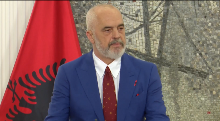 Rama kujton ditëlindjen e Adem Jasharit: Lindi në Ditën e Flamurit dhe u bë vetë flamur i sakrificës dhe krenarisë kombëtare