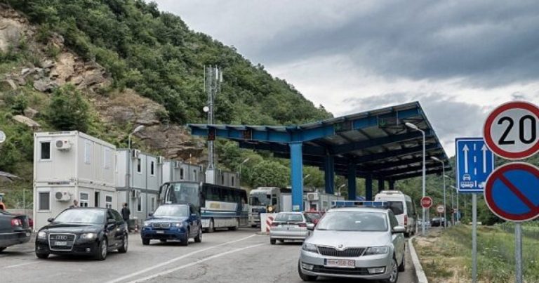 Vazhdojnë kolonat te Dheu i Bardhë, pritje deri në një orë për të dalë nga Kosova