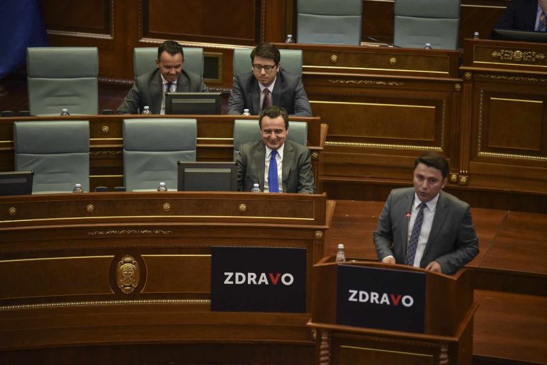 PDK ia vendos Kurtit dhe foltores së kuvendit pankartën ”ZDRAVO”