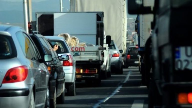 Dy orë pritje te Dheu i Bardhë për të hyrë në Kosovë