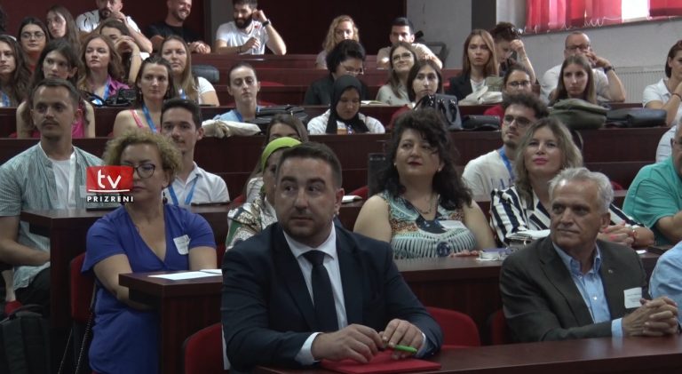 Në UPZ “ Ukshin Hoti”, po mbahet simpoziumi shkencor ndërkombëtar me temën “ Qasje të integruara ndaj shëndetit mjedisor, kafshëve dhe njerëzve”