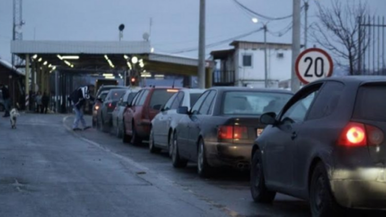 Deri në 4 orë pritje për të dalë nga Kosova në Merdar