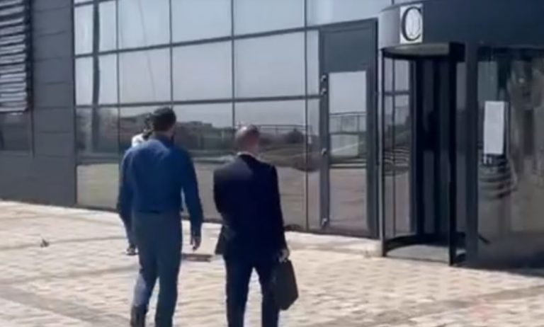 Mërgim Lushtaku shkon në Prokurori për intervistim për përleshjet në Kuvend