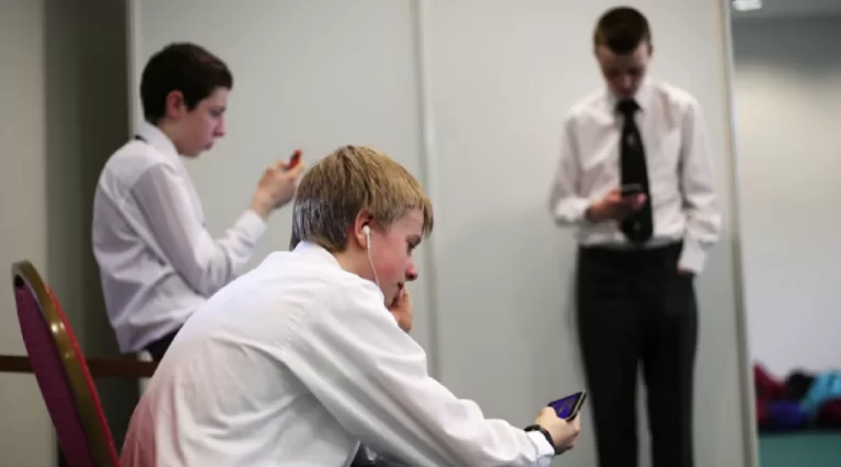 UNESCO kërkon që të ndalohen telefonat në shkolla