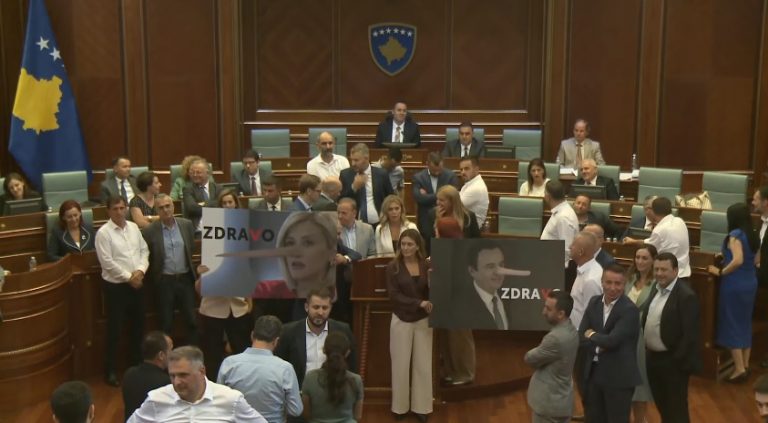 PDK-ja me pankarta për Kurtin e Kusarin: “Zdravo” e me hundë të zgjatura